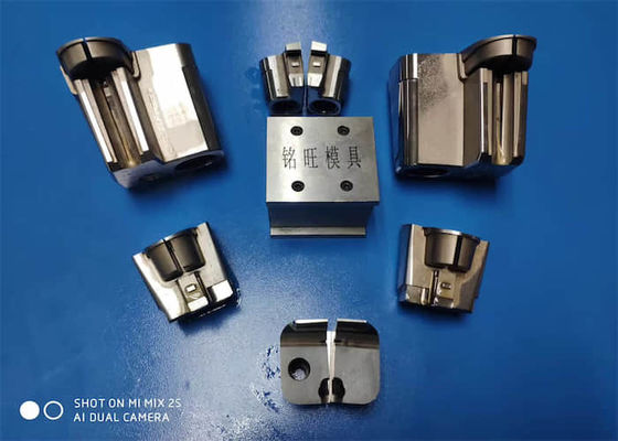Pièces de moulage par injection en plastique de produits de moulage par insertion d'ODM d'OEM