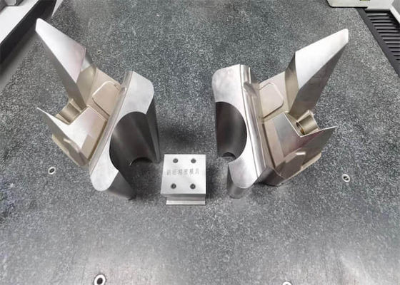 Le moule des véhicules à moteur d'OEM insère des insertions en plastique de moulage par injection de composants