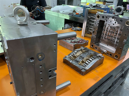 Composants de moulage par injection de précision haute performance UPS Mold