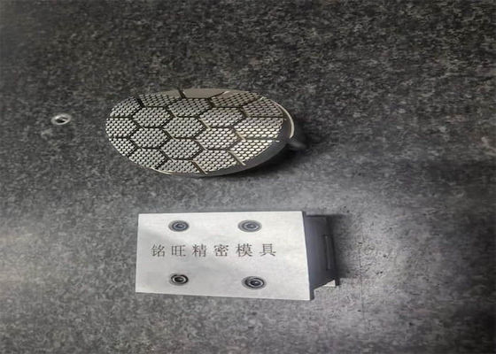 Le moule de polissage de NAK80 S136 insère des composants en plastique de moulage par injection