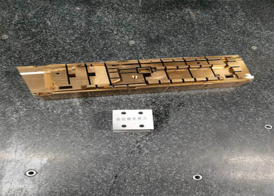 le moule de polissage de tolérance de 0.01mm insère des composants de moule des véhicules à moteur
