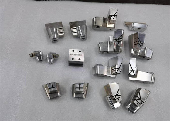 Outil de levage de moule de coupe de fil de polissage en laiton dans le moulage