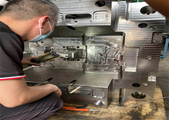 Composants en plastique des véhicules à moteur de moulage par injection en plastique de base de moule en acier de coureur chaud de coureur froid